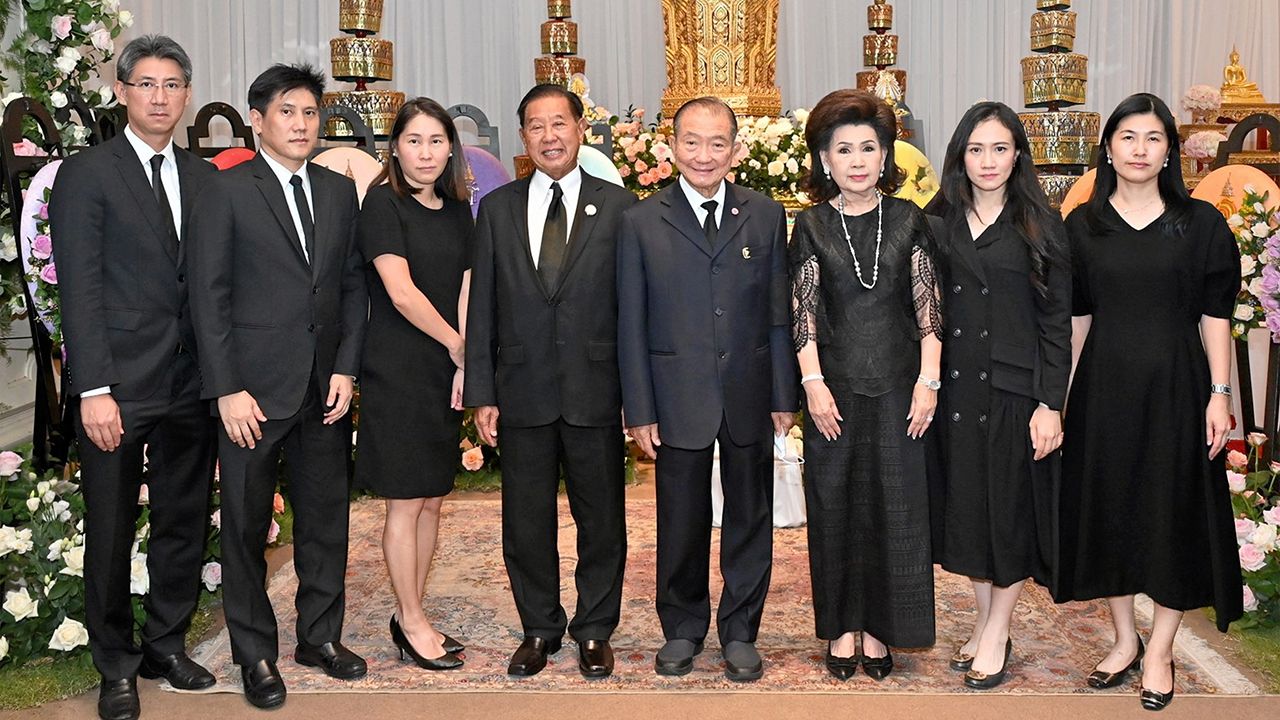 ปลายทางชีวิต ประจักษ์-ละออ ตั้งคารวคุณ ร่วมเป็นเจ้าภาพในพิธีสวดพระอภิธรรมศพ คุณหญิงวรรณา สิริวัฒนภักดี โดยมี จตุภัทร์ ตั้งคารวคุณ, ร.ท.พญ.ปิยะชนก ตั้งคารวคุณ, บุศทรี หวั่งหลี และ ณัฏฐวุฒิ-เพ็ญนภา ตั้งคารวคุณ มาร่วมในพิธีด้วย ที่วัดเทพศิรินทราวาส วันก่อน.