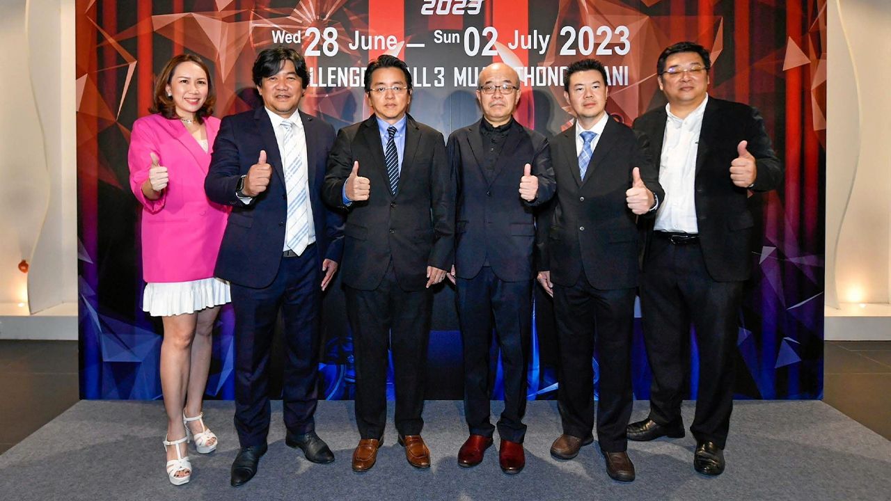 อย่าพลาด วิลักษณ์ โหลทอง แถลงข่าวการจัดงาน “แบงค็อก ออโต ซาลอน 2023” มหกรรมแสดงและจำหน่ายยนตรกรรมพร้อมอุปกรณ์ตกแต่ง ระหว่าง 28 มิ.ย.-2 ก.ค. โดยมี มาซาฮารุ ซาคาอิ, รณฤทธิ์ ซื่อวาจา และ สานิต บูรณวิทยานนท์ มาร่วมแถลงด้วย ที่อิมแพ็ค เมืองทองธานี วันก่อน.