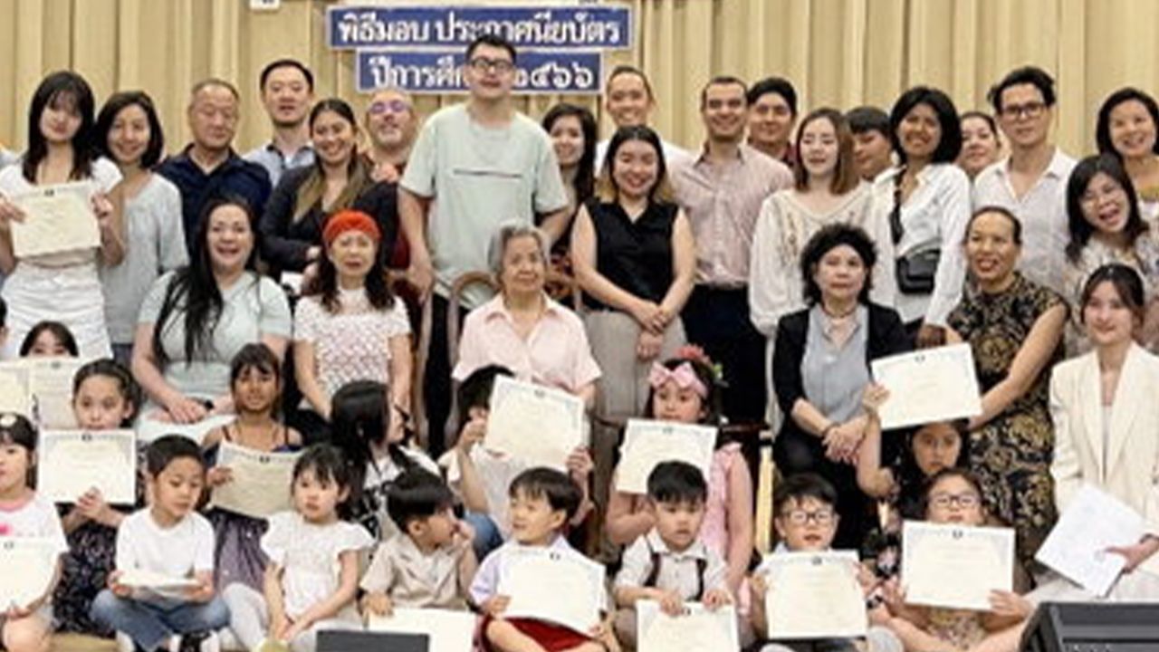 ปิดเทอม  -  สุภดี วุทราพงษ์วัฒนา ผอ.ฝ่ายการศึกษาโรงเรียนศูนย์วัฒนธรรมไทยแห่งรัฐนิวยอร์ก จัดงานเปิดภาคเรียนปีการศึกษา 2566 โดยมี สุจิตรา ปาลีวงศ์ ประธานศูนย์ฯ เป็นประธานมอบประกาศนียบัตรแก่นักเรียน.