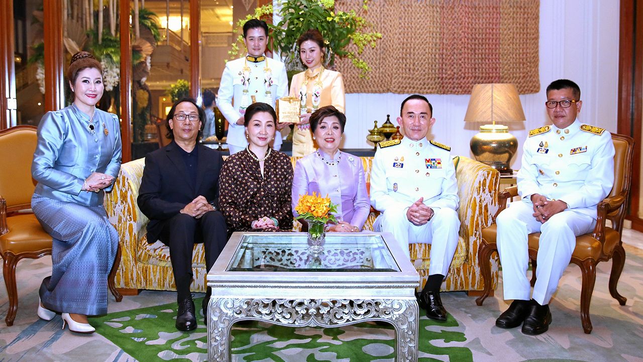 สมรสพระราชทาน  -  ม.ล.ปนัดดา ดิศกุล จัดงานฉลองให้ลูกชาย วรดิศ ดิศกุล ณ อยุธยา กับ ผศ.หวงหยู้อิง เจิ้ง ในโอกาสเข้าเฝ้าฯ รับพระราชทานน้ำสังข์สมรส โดยมี ศ.เสี่ยวตง เจิ้ง, อัมพร ดิศกุล ณ อยุธยา และ คณิต กังสถาวร มาร่วมงานด้วย ที่โรงแรมแมนดาริน โอเรียนเต็ล วันก่อน.