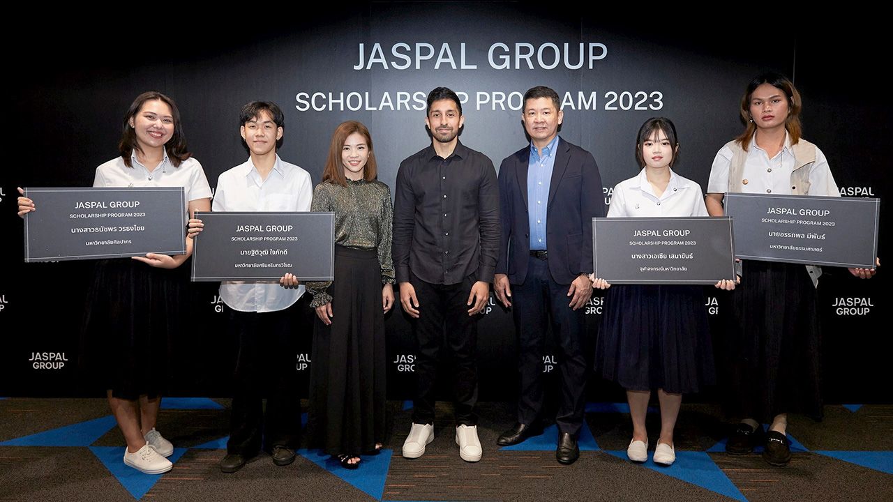 ให้ทุน เควินทร์ สิงห์สัจจเทศ มอบทุนการศึกษาในโครงการ “JASPAL GROUP Scholarship Program” ให้ ฐิติวุฒิ ใจภักดี, อรรถพล มีพันธ์, เอเซีย เสนาขันธ์ และ ธนัชพร วรธงไชย เพื่อร่วมพัฒนาและส่งเสริมนักออกแบบรุ่นใหม่ให้วงการแฟชั่นเมืองไทย ที่บริษัทยัสปาล วันก่อน.