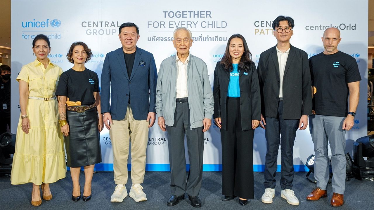 น่าเรียนรู้  -  อานันท์ ปันยารชุน เปิดนิทรรศการในโครงการ “Central-UNICEF Together For Every Child” เพื่อให้ความรู้การเสริมสร้างพัฒนาการของเด็ก จัดถึง 22 ต.ค. โดยมี พิชัย จิราธิวัฒน์, คยองซอน คิม, อนาวิล เผ่าดิษฐ และ ดารณี เจริญรัชต์ภาคย์ ร่วมงานด้วย ที่เซ็นทรัลเวิลด์ วันก่อน.