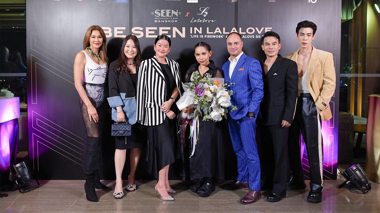 ดูแฟชั่น  -  โฆเซ่ ซันเลส และ ลินดา เจริญลาภ จัดงานแฟชั่นโชว์ “BE SEEN in LALALOVE” เพื่อเปิดตัว คอลเลกชันใหม่ของเสื้อผ้าแบรนด์ ลาลาเลิฟ โดยมี นวพร จงเร่งเพียร, กษิมา โฆษิตานนท์, ธัชรพลย์ สุวรรณรัตน์ และ เมทินี กิ่งโพยม มาร่วมงานด้วย ที่โรงแรมอวานี พลัส ริเวอร์ไซด์ วันก่อน.