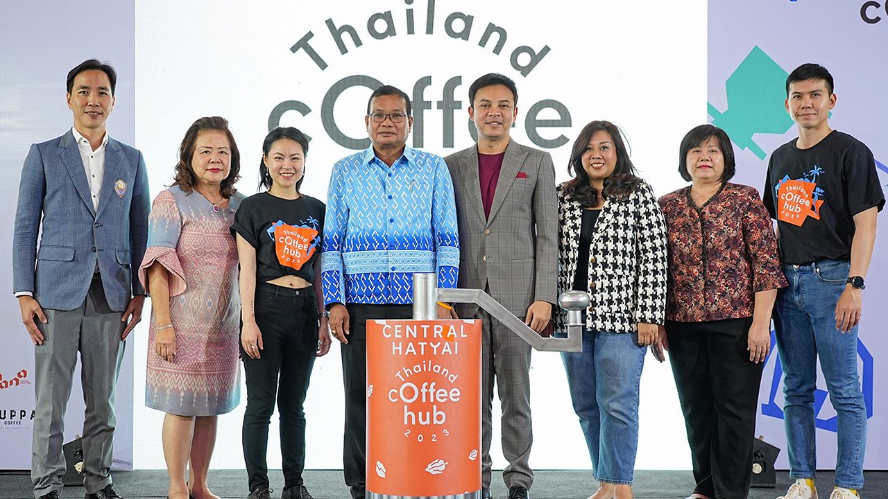 งานกาแฟ - เอกชัย เลิศวิบูลย์ลักษณ์ รอง ผวจ.สงขลา เปิดงาน “Thailand Coffee Hub 2023” เทศกาลกาแฟใหญ่ที่สุดแห่งภาคใต้ จัดถึง 31 ส.ค. โดยมี ปรีดี ปรัชญ์ดำรงค์กิจ, ณัฏฐ์รดา คุณะวิวัฒนานนท์ และ จารวี กิติศักดิขจร มาร่วมงานด้วย ที่เซ็นทรัล หาดใหญ่ วันก่อน.