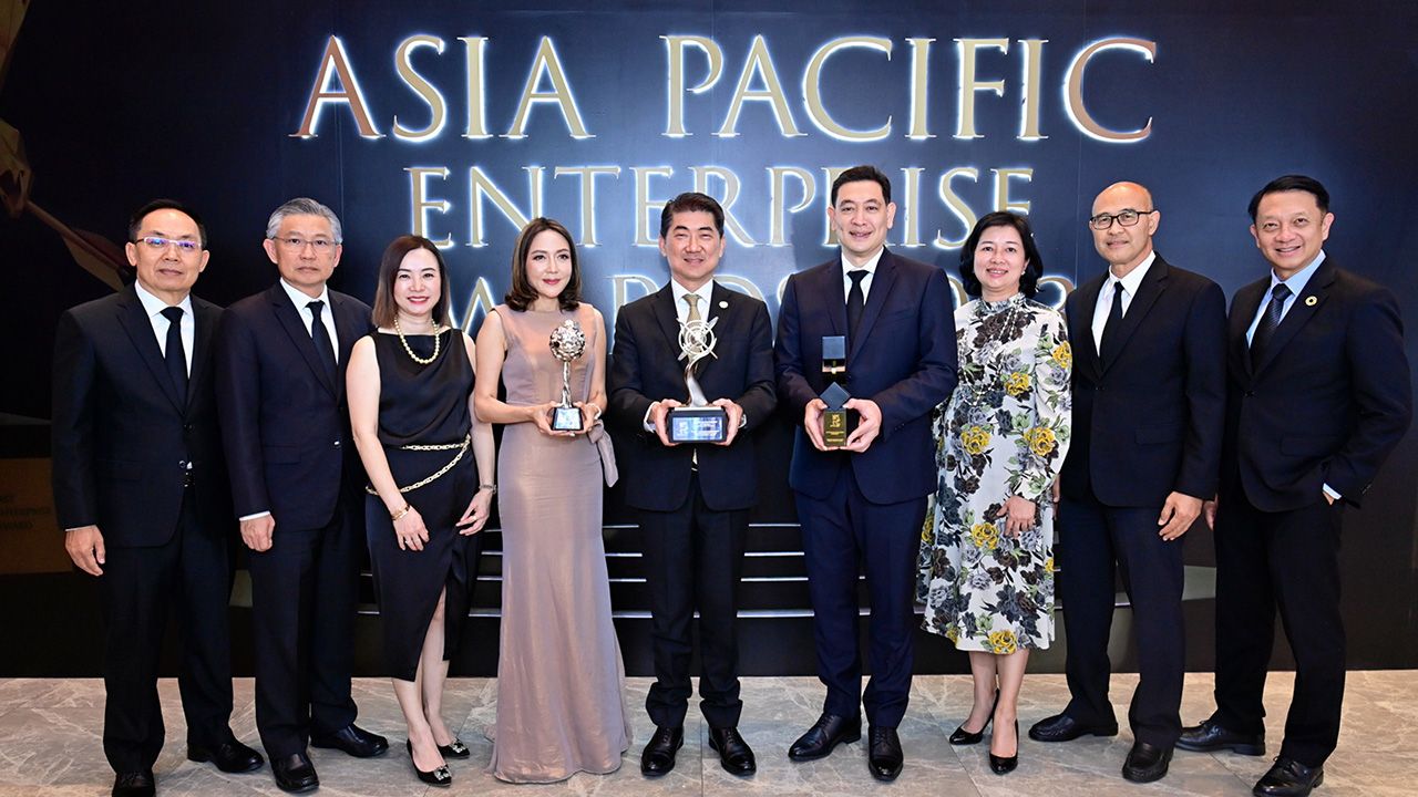 3 รางวัล - ประสิทธิ์ บุญดวงประเสริฐ ประธานคณะผู้บริหารซีพีเอฟ รับรางวัลองค์กรยอดเยี่ยม,แบรนด์สร้างแรงบันดาลใจยอดเยี่ยม และผู้นำองค์กรยอดเยี่ยม จากงาน Asia Pacific Enterprise Awards โดยมี พิมลรัตน์ รีพัฒนาวิจิตรกุล มาร่วมงานด้วย ที่โรงแรมแมริออท สุรวงศ์ วันก่อน.