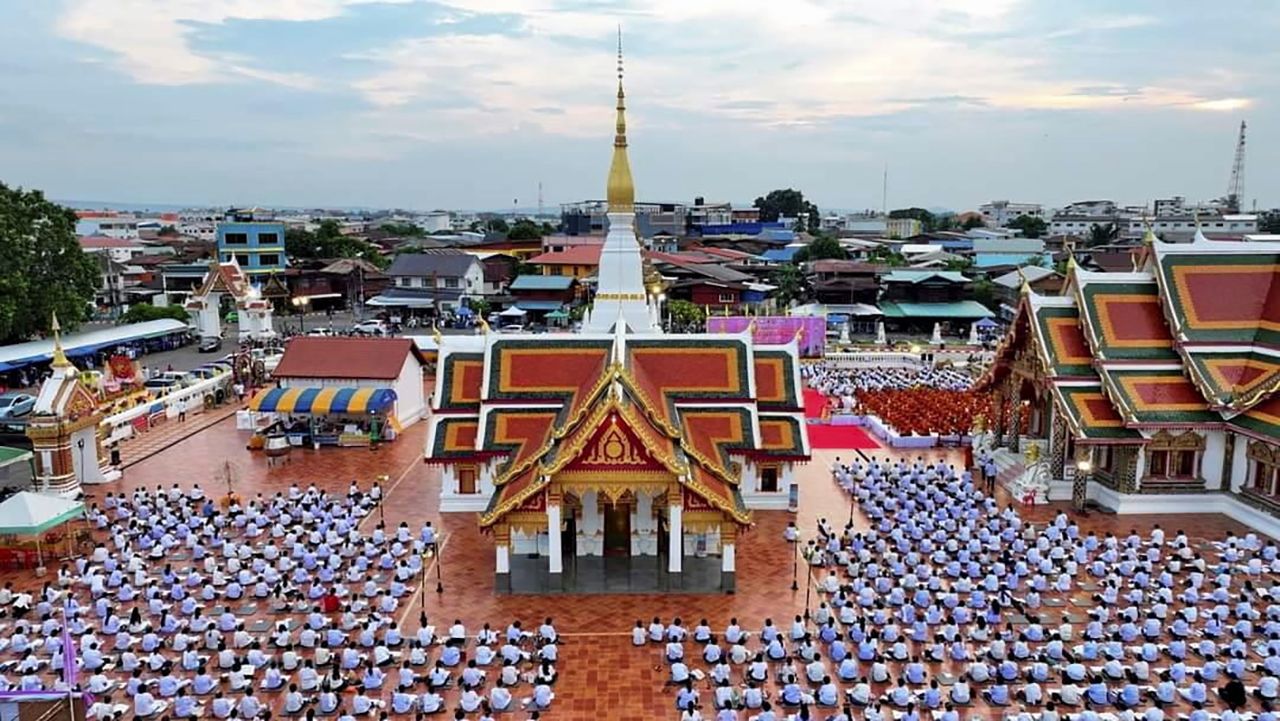 วัดพระธาตุเชิงชุม อ.เมือง จ.สกลนคร สถานที่จัดงานสำคัญของ จ.สกลนคร และอีกหนึ่งสถานที่ศักดิ์สิทธิ์ที่นักท่องเที่ยวไปสักการะ พระธาตุเชิงชุม และ “หลวงพ่อพระองค์แสน”.