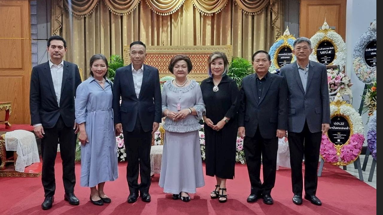 สวดพระอภิธรรม พล.อ.ต.จักรฤทธิ์ บัวจีบ เป็นประธานในพิธีสวดพระอภิธรรมศพ ทัศนีย์ สินประสงค์ มารดา ดร.พิมพ์อนงค์ สินภัทรบดี โดยมี กิตติ์ยาใจ ตรีเอกวิจิตร, สุพร นภาโชติศิริ, ยศพนต์ จันทร์สุขศรี และ สาธิต สายศร มาร่วมในพิธีด้วย ที่วัดพระศรีมหาธาตุ วันก่อน.