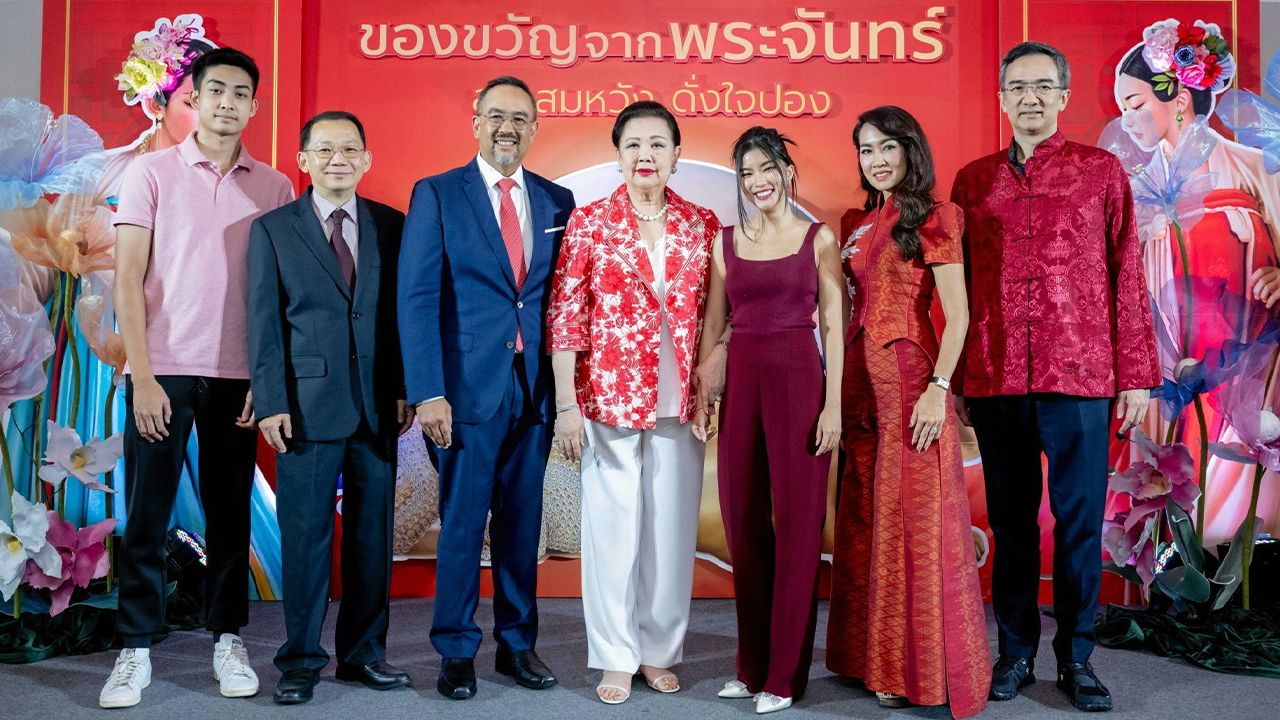 น่ากิน - ภัทรา ศิลาอ่อน จัดงาน “S&P Mooncake 2023 ของขวัญจากพระจันทร์ สุข สมหวัง ดั่งใจปอง” พร้อมเปิดตัวขนมไหว้พระจันทร์ 2 รสชาติใหม่และขนมไหว้พระจันทร์ชุดมงคลแห่งปี โดยมี วิทูร ศิลาอ่อน และ กำธร ศิลาอ่อน มาร่วมงานด้วย ที่เอสแอนด์พี ฮอลล์ สุขุมวิท 26 วันก่อน.