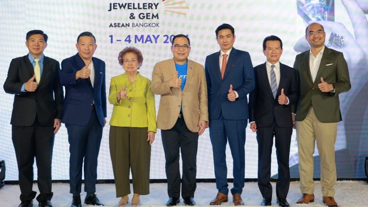 อย่าพลาด สรรชาย นุ่มบุญนำ แถลงข่าวการจัด “Jewellery & Gem ASEAN Bangkok 2024” งานแสดงอัญมณีและเครื่องประดับ ระหว่าง 1-4 พ.ค. ที่ศูนย์การประชุมแห่งชาติสิริกิติ์ โดยมี อภิชิต ประสพรัตน์ และ ประพีร์ สรไกรกิติกูล มาร่วมแถลงข่าวด้วย ที่โรงแรมโซ แบงคอก วันก่อน.