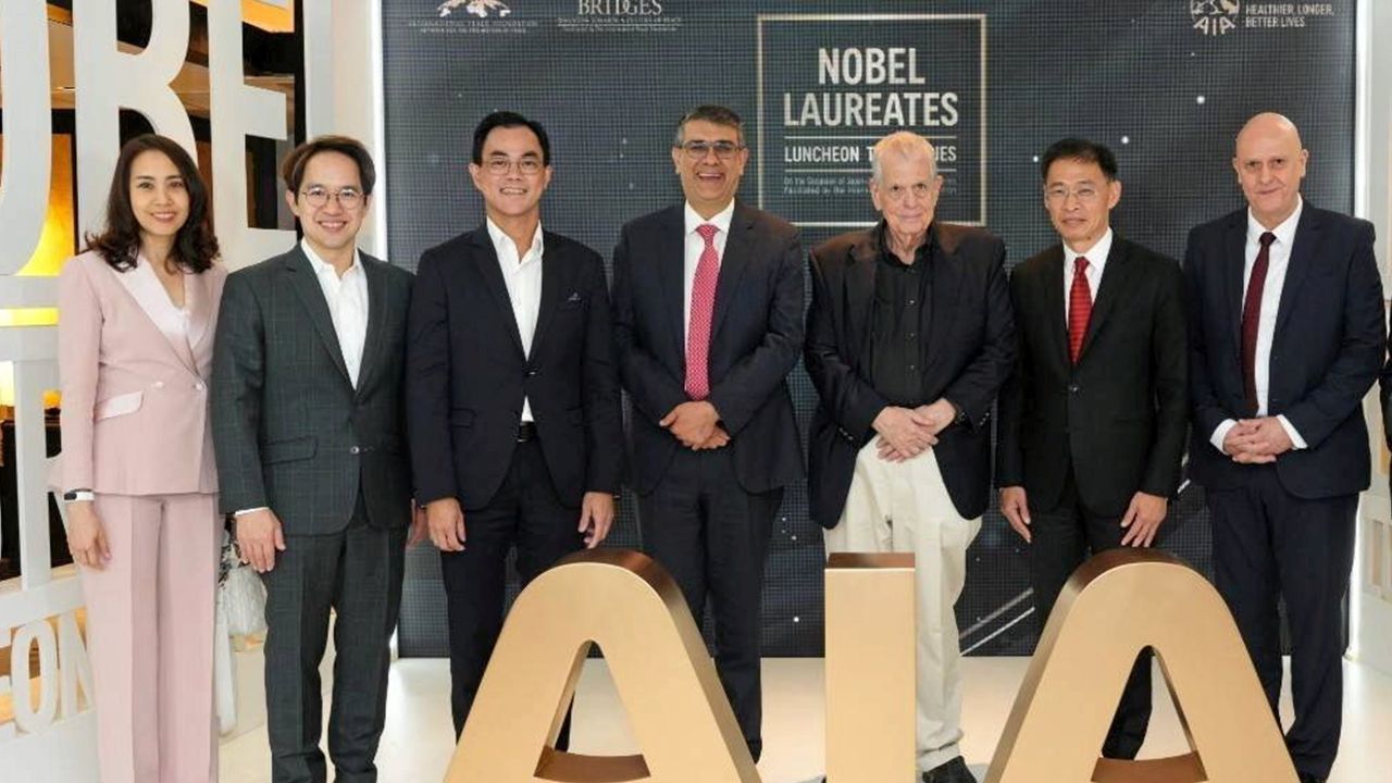 วางแผนได้ นิคฮิล แอดวานี จัดงาน “AIA Nobel Laureates Luncheon” พร้อมเชิญ ศ.อารอน ชีชาโนเวอร์ มาบรรยายพิเศษ เพื่อการวางแผนด้านสุขภาพเหมาะสมกับความต้องการของแต่ละบุคคล โดยมี อลิสา สิมะโรจน์ และ อูเว โมราเวทซ์ มาร่วมฟังด้วย ที่โรงแรมบันยันทรี วันก่อน.