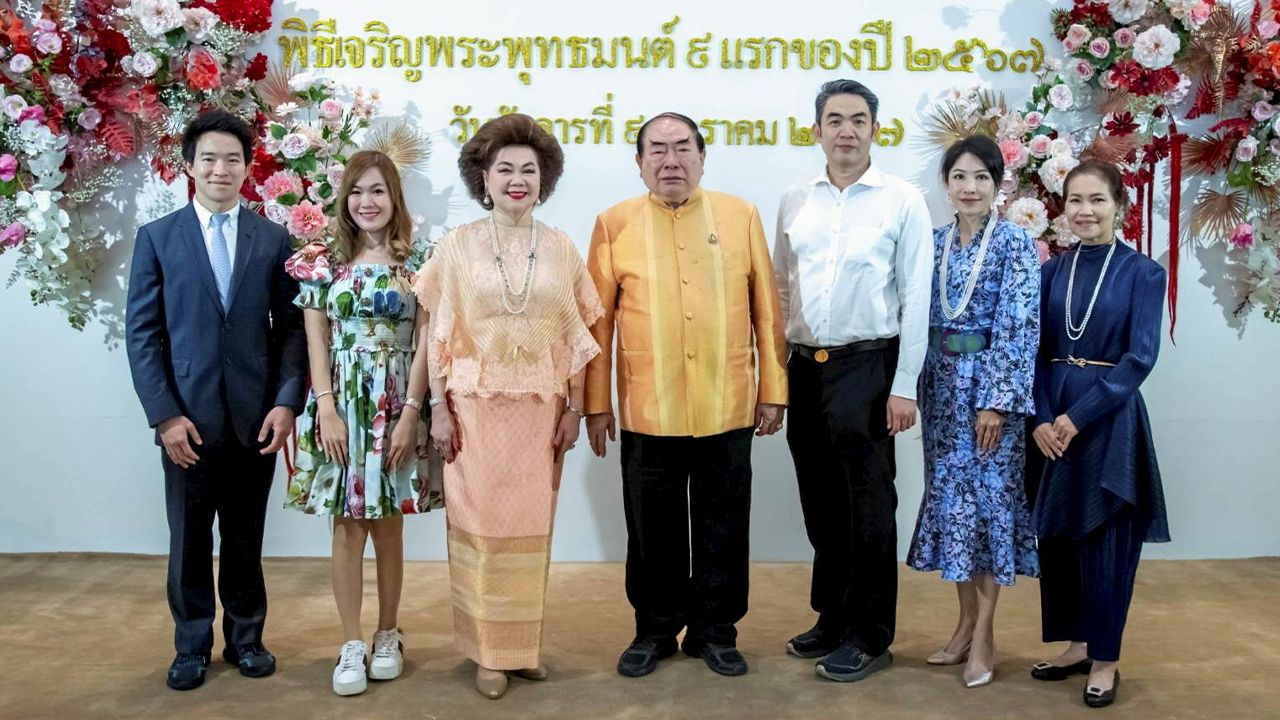 เสริมมงคล - ดร.วรวิทย์–ดร.พัชรา วีรบวรพงศ์ จัดพิธีเจริญพระพุทธมนต์ 9 แรกของปี 2567 เพื่อความเป็นสิริมงคล โดยมี ศุภชัย–จินต์จุฑา วีรบวรพงศ์, พัชราวดี วีรบวรพงศ์, วัลลภ กมลวิศิษฎ์ และ จินตณา กิ่งแก้ว มาร่วมในพิธีด้วย ที่โรงแรมเดอะ เบอร์เคลีย์ ประตูน้ำ วันก่อน.