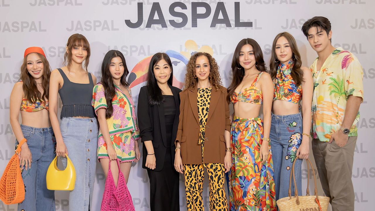 สีสันสดใส วิลาสินี สิงห์สัจจเทศ เปิดตัวคอลเลกชัน “JASPAL Tropicana” แรงบันดาลใจจากสีสันของดอกไม้เมืองร้อนสู่แฟชั่นหลากหลายไอเท็ม โดยมี กัญญ์ณรัณ วงศ์ขจรไกล, นันทนัท ฐกัดกุล, อรัชพร โภคินภากร ฯลฯ มาร่วมงาน ด้วย ที่ไอคอนสยาม วันก่อน.