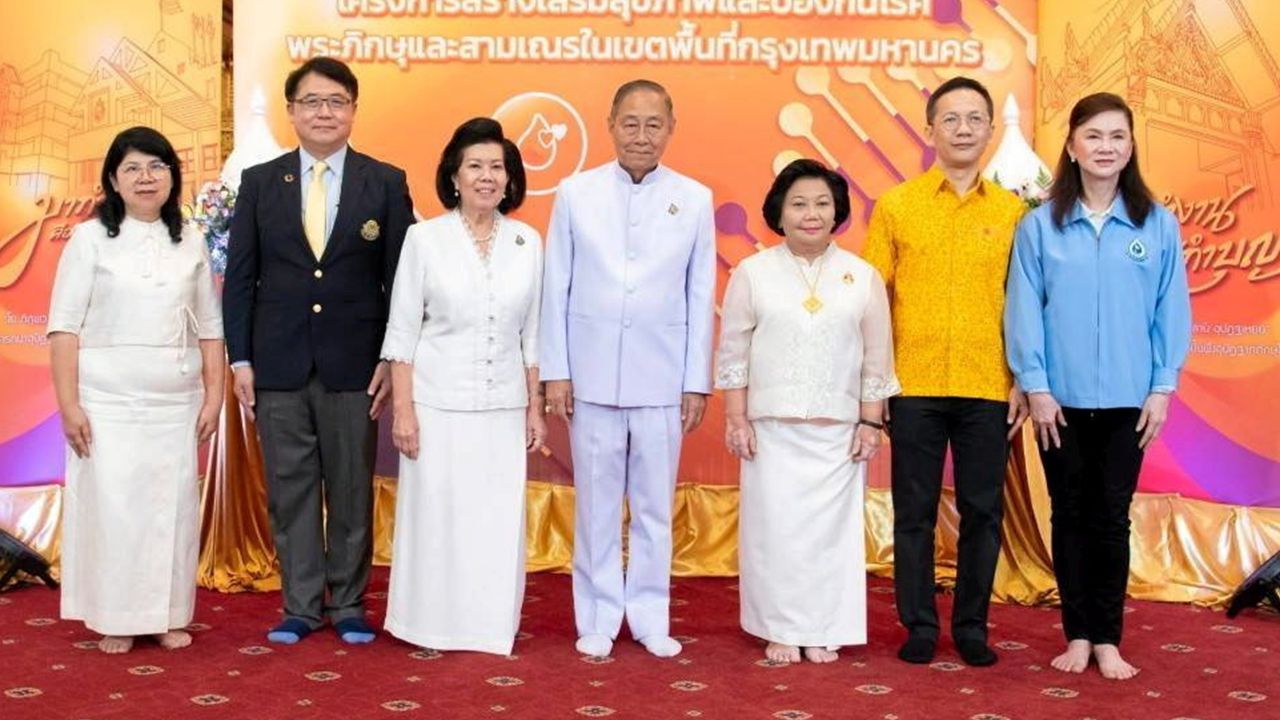 ดูแลพระสงฆ์  -  พล.อ.อ.ชลิต พุกผาสุข องคมนตรี เปิดงานออกหน่วยแพทย์ตรวจสุขภาพพระภิกษุสงฆ์ โดยมี พวงเพ็ชร ชุนละเอียด, ผศ.ดร.พรทิพย์ พุกผาสุข, ดร.พรชัย มงคลวนิช, นพ.ณัฐพงศ์ วงศ์วิวัฒน์ และ ผศ.ดร.ชลลดา มงคลวนิช มาร่วมงานด้วย ที่วัดปากน้ำ ภาษีเจริญ วันก่อน.