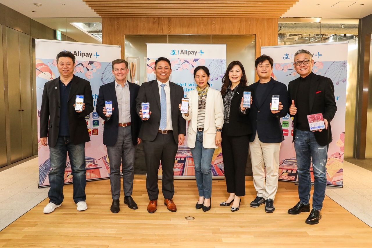 (จากซ้ายไปขวา) Alan Ni CEO  ของ  TNG Digital (Touch 'n Go) , Douglas FEAGIN - President ของ Ant International , Ren-ren Reyes CEO ของ G-Xchange (GCash) , มนสินี นาคปนันท์ กรรมการผู้จัดการใหญ่ (ร่วม) Ascend Money (TrueMoney) , Venetia Lee - General manager ของ Greater China international business Ant Group , Shin Won-keun CEO -ของ Kakao Pay , Sun Ho CEO ของ Macau Pass