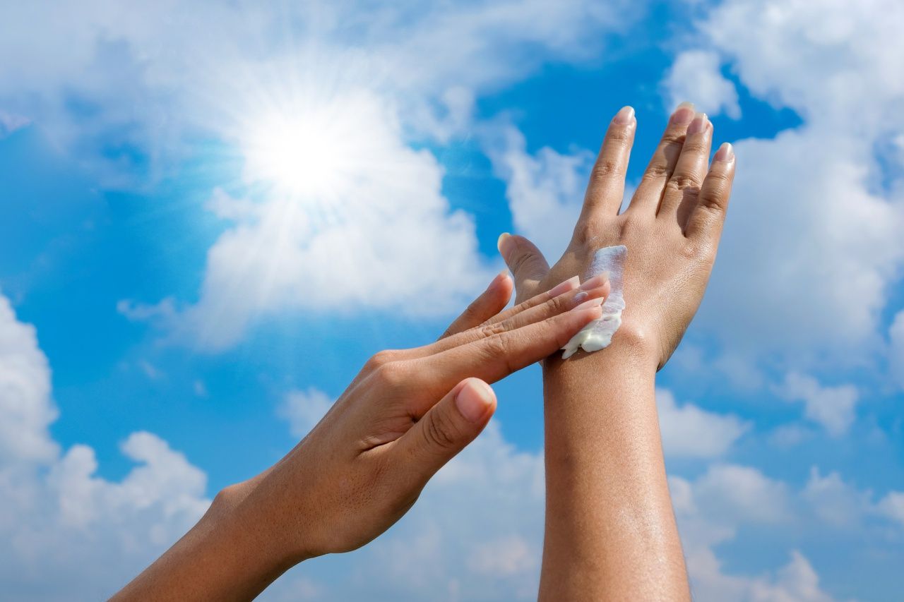 ในหน้าร้อนควรใช้ครีมกันแดดค่า SPF 30 หรือ SPF 50 ที่ป้องกันทั้ง UVA, UVB และมี PA++++ (ภาพจาก iStock)