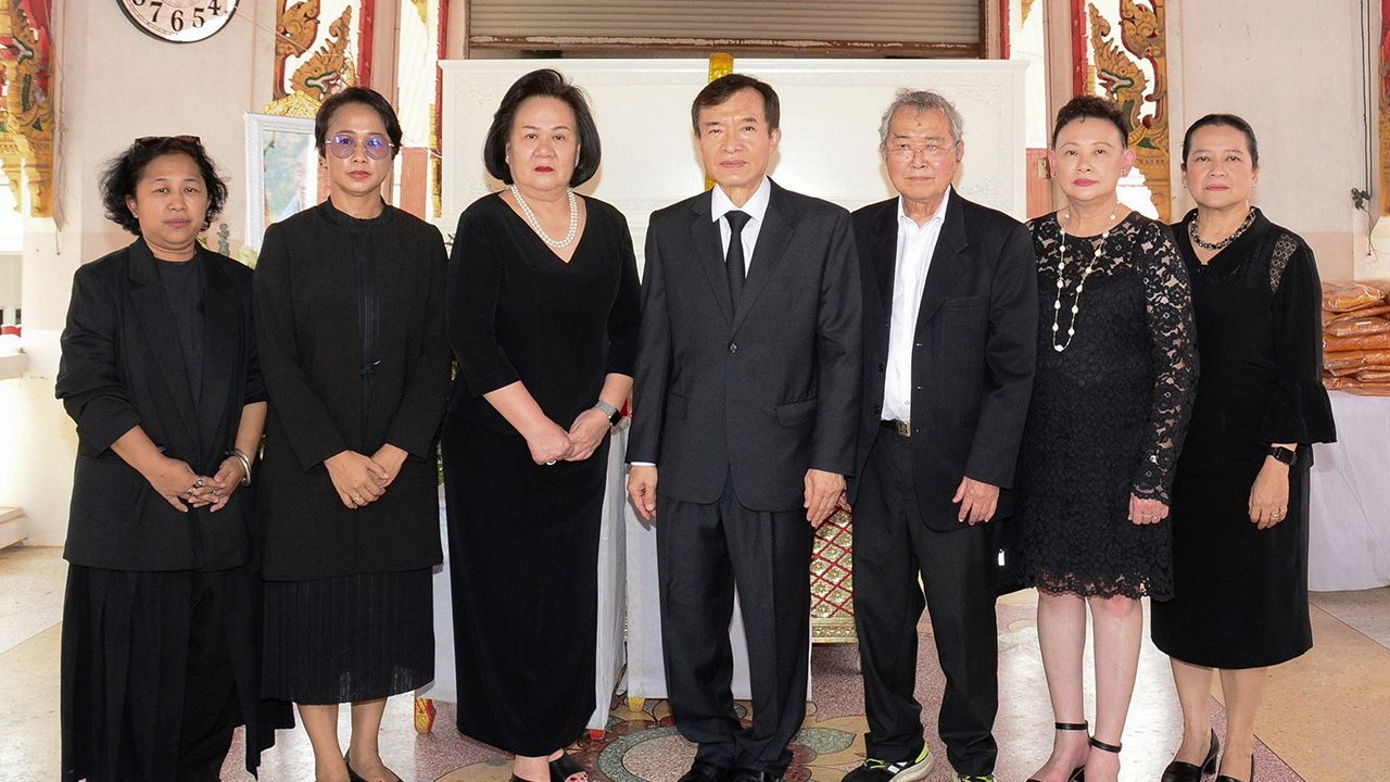 ปลายทางชีวิต  -  สราวุธ วัชรพล เป็นประธานในพิธีฌาปนกิจศพ สมบูรณ์ แก้วพรรณา บิดา สิรญา–วันเพ็ญ แก้วพรรณา โดยมี เพ็ชรากรณ์ วัชรพล, ประกิต หลิมสกุล, ฐิติวรรณ ไสวแสนยากร และ พรพรรณ พจนพริ้ง มาร่วมในพิธีด้วย ที่วัดอัยยิการาม จ.ปทุมธานี วันก่อน.