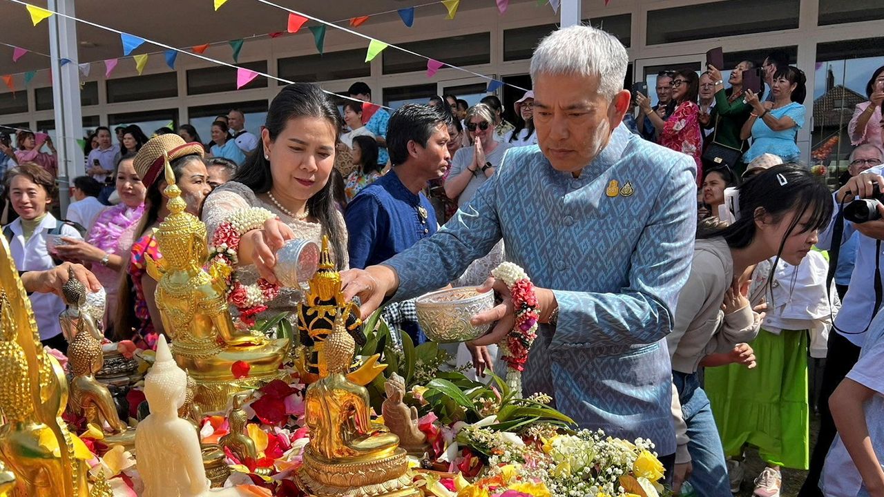 สรงน้ำพระ  -  จิตติพัฒน์ ทองประเสริฐ ออท. ณ กรุงเบิร์น สวิตเซอร์แลนด์ สรงน้ำพระพุทธรูป ในโอกาสไปเป็นประธานเปิดงานประเพณีสงกรานต์ ที่วัดศรีนครินทรวราราม เมืองเกดเซนบาค รัฐโซโลทูน คนร่วมงานคึกคัก.