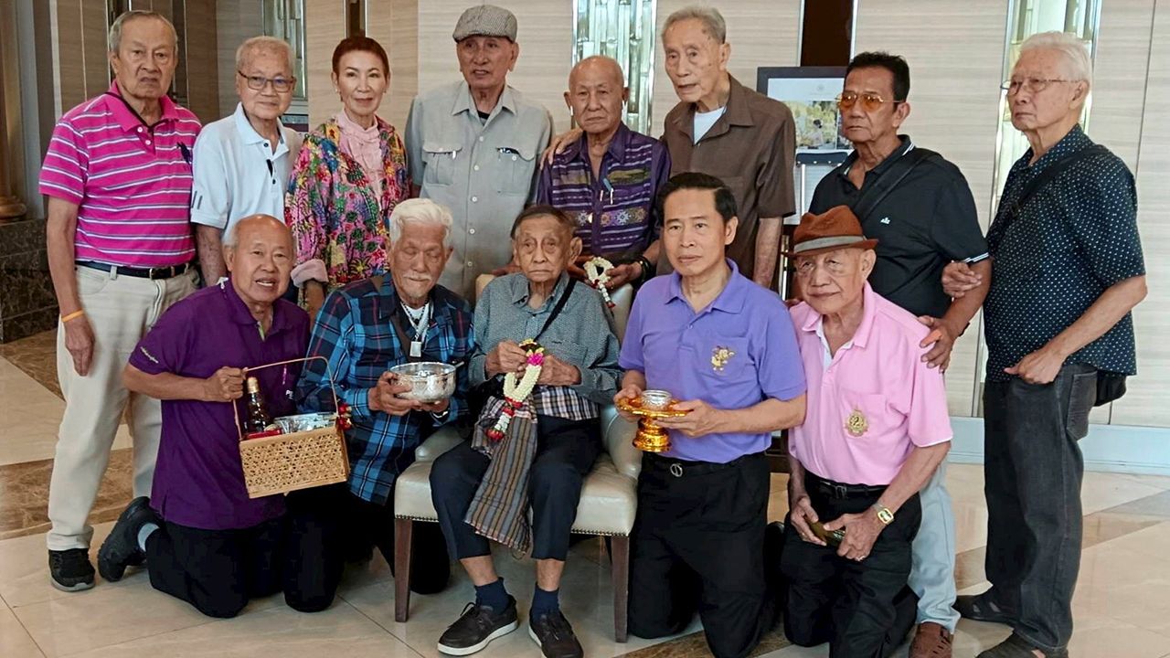 ช่างภาพอาวุโส ธนเดช อิงคภัทรางกูร จัดงานเลี้ยงสังสรรค์สมาชิกชมรมช่างภาพสื่อมวลชนอาวุโส พร้อมรดนํ้าขอพรจาก รังสรรค์ ตันติวงศ์ สมาชิกอายุ 102 ปี ในโอกาสเทศกาลสงกรานต์ โดยมี ไกรสีห์ นาคประเสริฐ และ นงนุช นามวงศ์ มาร่วมงานด้วย ที่โรงแรมเดอะ เบเคอลี่ย์ วันก่อน.