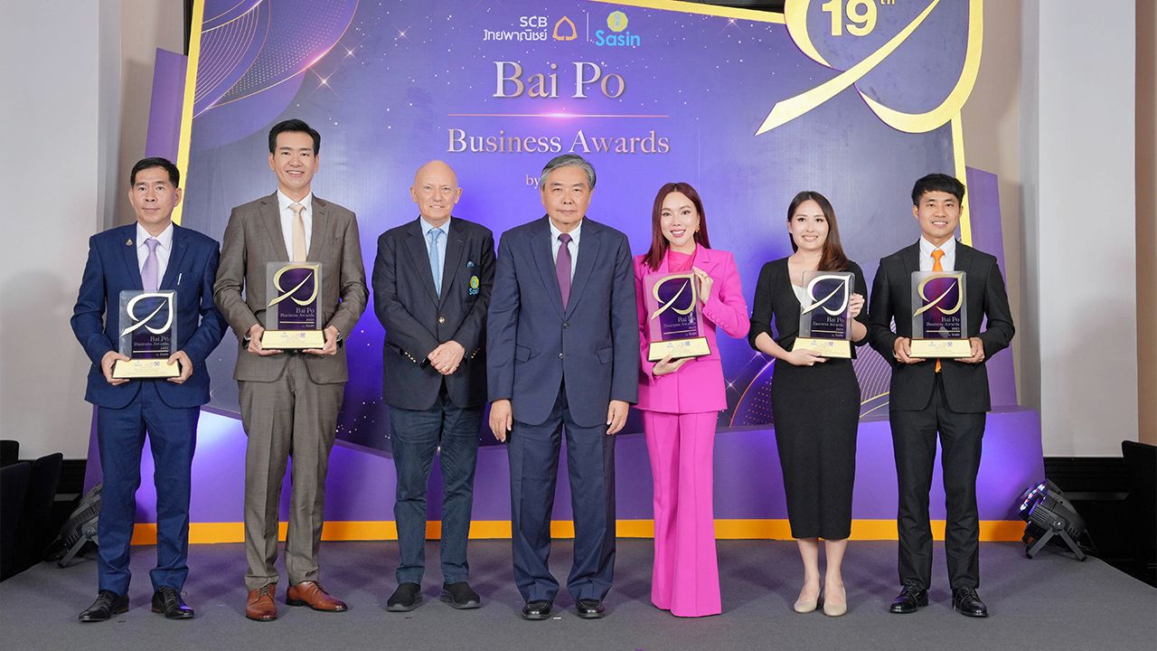 สุดยอด - อภิศักดิ์ ตันติวรวงศ์ มอบรางวัล “Bai Po Business Awards by Sasin” ครั้งที่ 19 ยกย่อง 5 ผู้ประกอบการสร้างความแตกต่างทางธุรกิจได้อย่างโดดเด่น โดยมี กฤษณ์ จันทโนทก และ ศ.ดร.เอียน เฟนวิค มาร่วมงานด้วย ที่ธนาคารไทยพาณิชย์ สาขาตลาดน้อย วันก่อน.