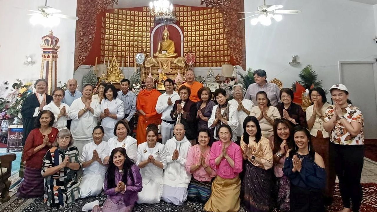 อิ่มบุญ พระมหาสวมหมวก, พระมหาวันชัย และ พระมหาวราวุธ ร่วมเจริญพระพุทธมนต์ทำบุญวันมาฆบูชา มีพุทธศาสนิกชนไปร่วมงานจำนวนมาก ที่วัดพรหมคุณาราม เมืองฟีนิกซ์ รัฐอริโซนา สหรัฐฯ.