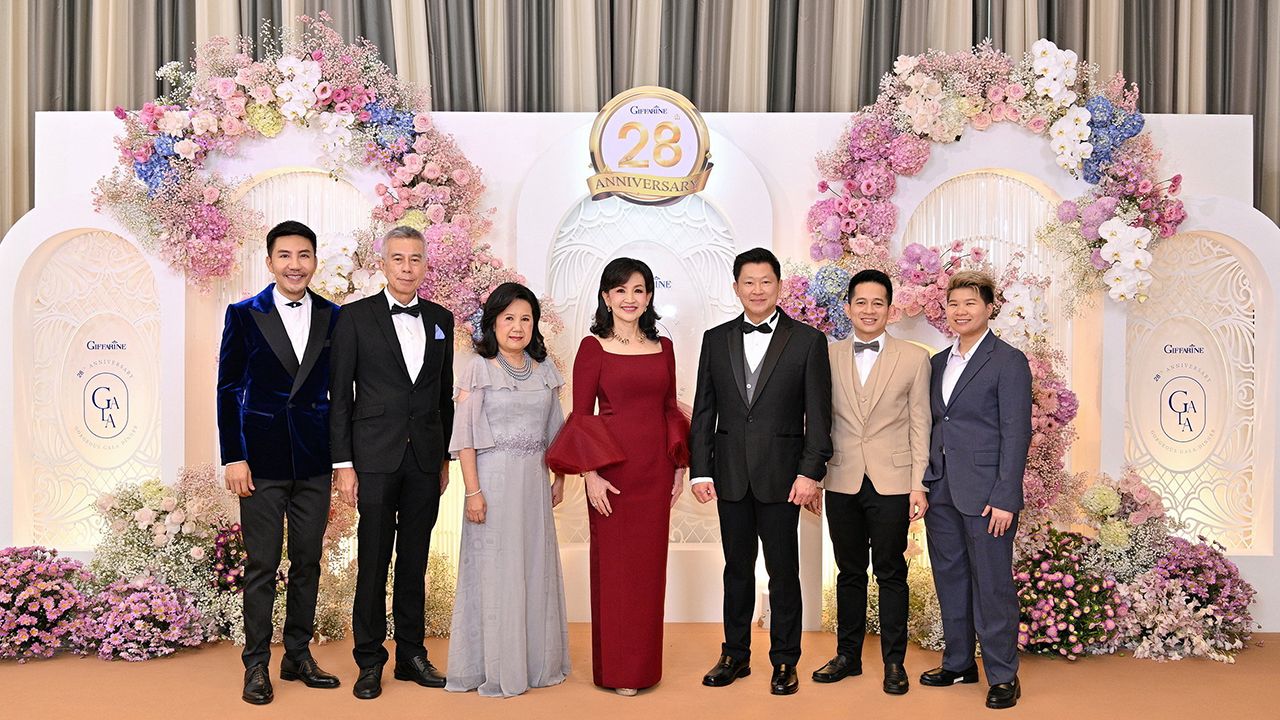 28ขวบ พญ.นลินี ไพบูลย์ จัดงาน Giffarine 28th Anniversary Gorgeous Gala Dinner เพื่อฉลองในโอกาสกิฟฟารีนครบรอบ 28 ปี พร้อมฉลองผลประกอบการรวมตั้งแต่ก่อตั้งกว่า 106,499 ล้านบาท โดยมี น.ท.นพ.จักรพงศ์ ไพบูลย์ และ พญ.ใจทิพย์ ไพบูลย์ มาร่วมงานด้วย ที่ รร.สยามเคมปินสกี้ วันก่อน.