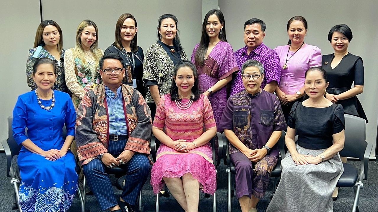 เตรียมงาน  -  ม.ล.ปุญยนุช เกษมสันต์ ดุลยจินดา ประธานชมรมเพลินไทยสมัยนิยม จัดประชุมเพื่อเตรียมจัดกิจกรรมการกุศล “เพลินพัสตรา ภูษาแห่งสยาม” ครั้งที่ 4 โดยมี ดร.ไพโรจน์ ทองคำสุก, ณญาดา อมตวณิชย์ และ ดร.ศิวาภรณ์ รัตนพันธุ์ มาร่วมประชุมด้วย ที่บริษัท CMO วันก่อน.