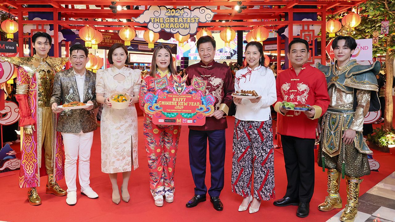 เฮงเฮง ณรงค์ศักดิ์ พุทธพรมงคล เปิดงาน “THE MALL LIFESTORE HAPPY CHINESE NEW YEAR 2024 เฮงไม่หยุด ฉุดไม่อยู่ กับพญาเทพมังกรอัคราสวรรค์บันดาลสุข” โดยมีวรลักษณ์ ตุลาภรณ์ และ วิภา อัมพุช มาร่วมงานด้วย ที่เดอะมอลล์ไลฟ์สโตร์ บางกะปิ วันก่อน.