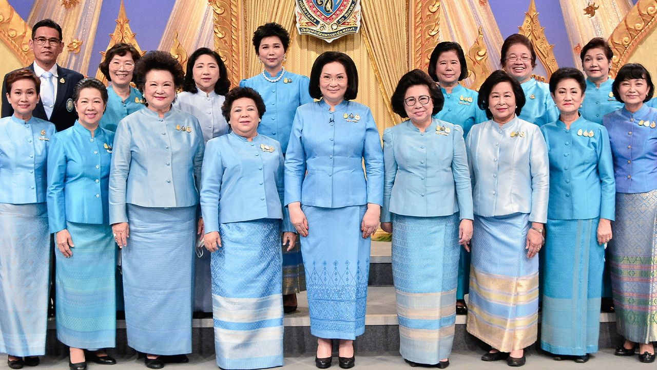 ถวายพระพร  -  คุณหญิงปัทมา ลีสวัสดิ์ตระกูล พร้อมด้วยคณะ กก.ชมรมผู้รู้คุณแผ่นดินร่วมบันทึกเทปโทรทัศน์ถวายพระพรชัยมงคล เนื่องในโอกาสวันเฉลิมพระชนมพรรษา สมเด็จพระบรมราชชนนีพันปีหลวง โดยมี ดร.วีณา เชิดบุญชาติ มาร่วมในพิธีด้วย ที่ ททบ.5 วันก่อน.