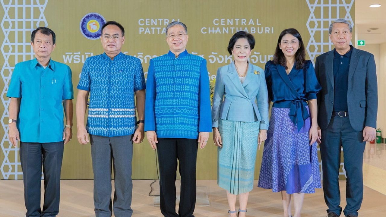 สะดวกสบาย ธนาคม จงจิระ, สุธี ทองแย้ม และ รุจิเรศ นีรปัทมะ เปิด “ศูนย์บริการภาครัฐจังหวัดจันทบุรี” เพื่ออำนวยความสะดวกประชาชนชาวจันทบุรีและพื้นที่ใกล้เคียงภาครัฐ โดยมี ศรัณยวัชร พูลสวัสดิ์ และ ดวงสมร เจริญบัณฑิตชัย มาร่วมงานด้วย ที่เซ็นทรัล จันทบุรี วันก่อน.