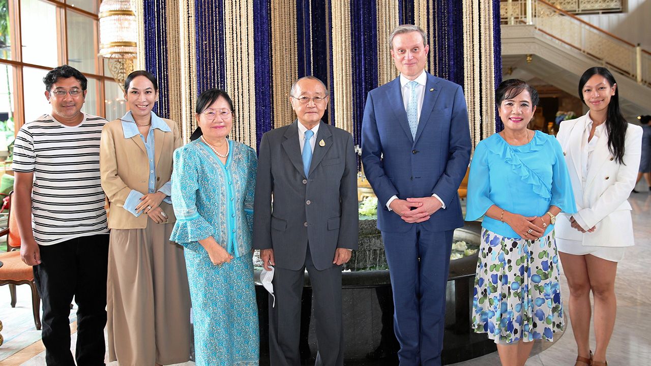 ประชุม ดร.สุเมธ ตันติเวชกุล จัดประชุมคณะกรรมการดำเนินงานรางวัลวรรณกรรมยอดเยี่ยมแห่งอาเซียน ประจำปี พ.ศ.2565 โดยมี รศ.ดร.ตรีศิลป์ บุญขจร, รศ.สุรภีพรรณ ฉัตราภรณ์ และ ดร.ศุลีพร บุญบงการ จูภาวัง มาร่วมประชุมด้วย ที่โรงแรมแมนดาริน โอเรียนเต็ล วันก่อน.