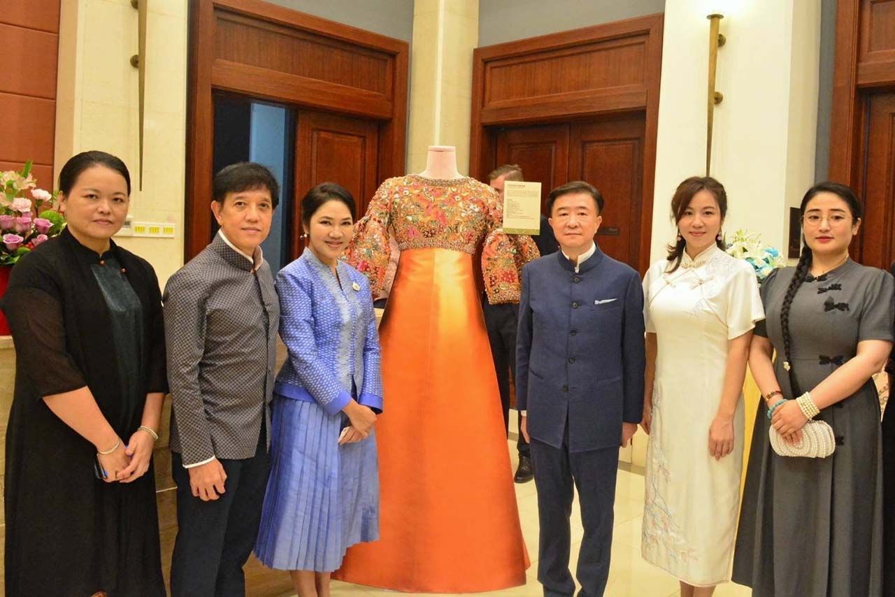 เฉลิมพระเกียรติ  -  จิราพร สุดานิช กงสุลใหญ่ ณ เมืองกวางโจว ประเทศจีน จัดนิทรรศการภาพถ่ายฉลองพระองค์ สมเด็จพระบรมราชชนนี พันปีหลวง และมรดกผ้าไทย เพื่อเฉลิมพระเกียรติวันเฉลิมพระชนมพรรษา ที่ สกญ.