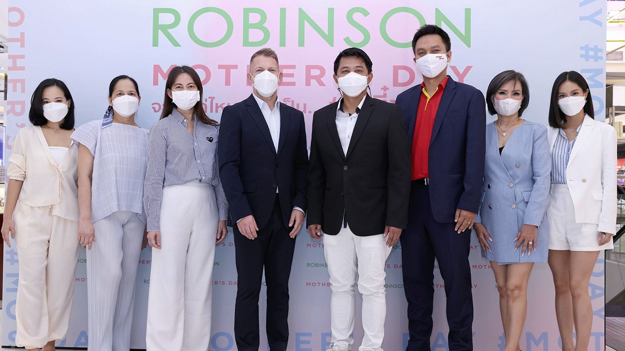 วันแม่  -  สเตฟาน จูเบิร์ท และ นพดล พลายระหาญ เปิดแคมเปญต้อนรับวันแม่ “ROBINSON MOTHER’S DAY” เพื่อสร้างประสบการณ์การช็อปปิ้งระหว่างคุณแม่และคุณลูกทุกครอบครัว โดยมี นภิศ สุวรรณสาร, นิติกร คมกฤส และ ณัฏฐินี ชุณหะวัณ มาร่วมงานด้วย ที่ห้างโรบินสัน พระราม 9 วันก่อน.