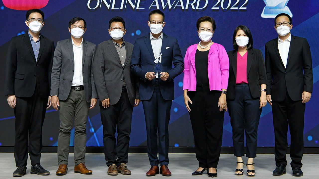 ภูมิใจ สาระ ล่ำซำ ซีอีโอเมืองไทยประกันชีวิต รับรางวัล “SIAMRATH ONLINE AWARD 2022” ประกันชีวิตสร้างสรรค์นวัตกรรมด้านผลิตภัณฑ์และบริการดีเด่น โดยมี พิตราภรณ์ บุณยรัตพันธุ์ และ ปราโมทย์ ศักดิ์กำจร มาร่วมปลื้มด้วย ที่เมืองไทยประกันชีวิต สนง.ใหญ่ วันก่อน.