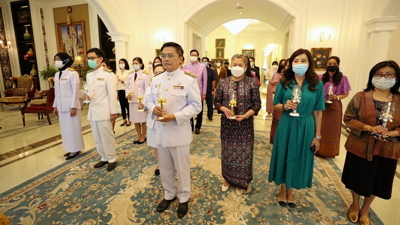 ถวายพระพร  -  วราวุธ ภู่อภิญญา ออท. ณ กรุงอาบูดาบี สหรัฐอาหรับ เอมิเรตส์ นำ ขรก.และชาวไทยร่วมถวายพระพร สมเด็จพระนางเจ้าฯ พระบรมราชินี เนื่องในวันเฉลิมพระชนมพรรษา มี มนต์ทิพย์ อุปัติศฤงค์ ไปร่วมด้วย.