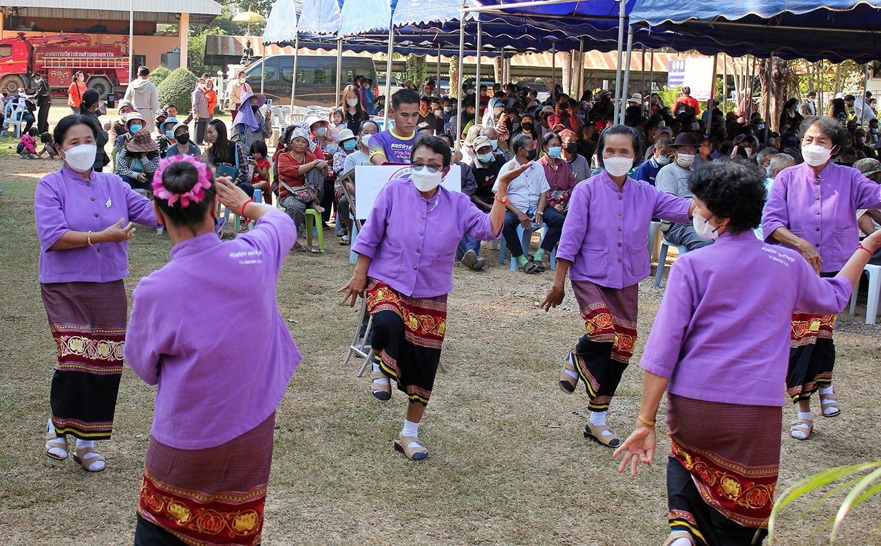 กลุ่มผู้สูงอายุจัดการแสดงดนตรีพื้นเมืองและการรำอวยพร ต้อนรับ คณะผู้บริหาร บริษัท เคหะสุขประชา จำกัด และผู้ร่วมดำเนินโครงการ.