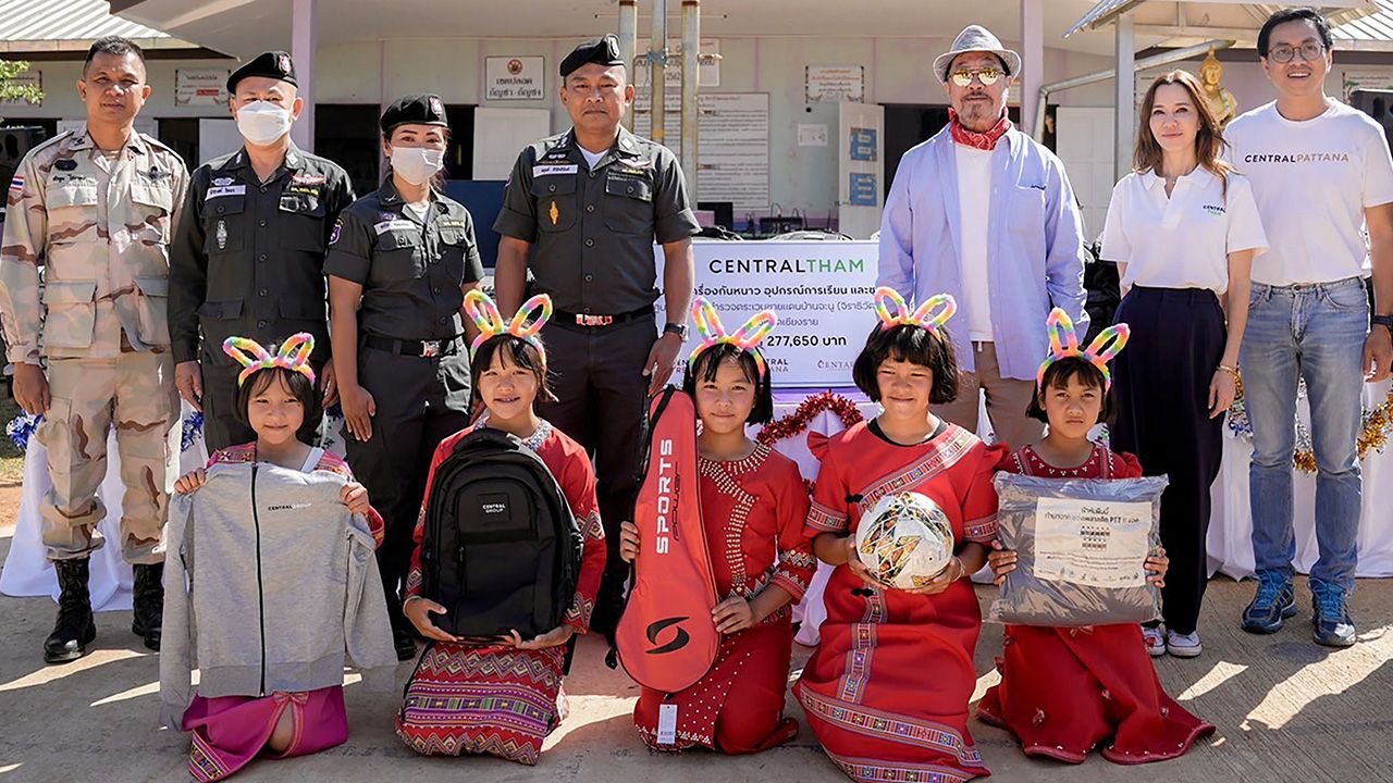 ให้นักเรียน สุทธิธรรม จิราธิวัฒน์ และ สมกมล จิราธิวัฒน์ มอบเครื่องกันหนาว 4,000 ผืน อุปกรณ์การเรียน รถจักรยาน 200 คัน และของขวัญให้เด็กนักเรียนโรงเรียนในถิ่นทุรกันดารจากกิจกรรม สานใจสร้างไออุ่น ครั้งที่ 26 ที่ศูนย์การเรียน ตชด. บ้านจะนู จ.เชียงราย วันก่อน.