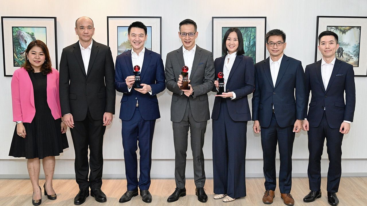 รับรางวัล  -  สาระ ล่ำซำ ซีอีโอเมืองไทยประกันชีวิต คว้า 3 รางวัลระดับเอเชีย New Insurance Product of the Year Domestic Life Insurer of the Year และ Digital Insurance Initiative of the Year โดยมี ดร.สุธี โมกขะเวส มาร่วมปลื้มด้วย ที่เมืองไทยประกันชีวิต สนง.ใหญ่ วันก่อน.