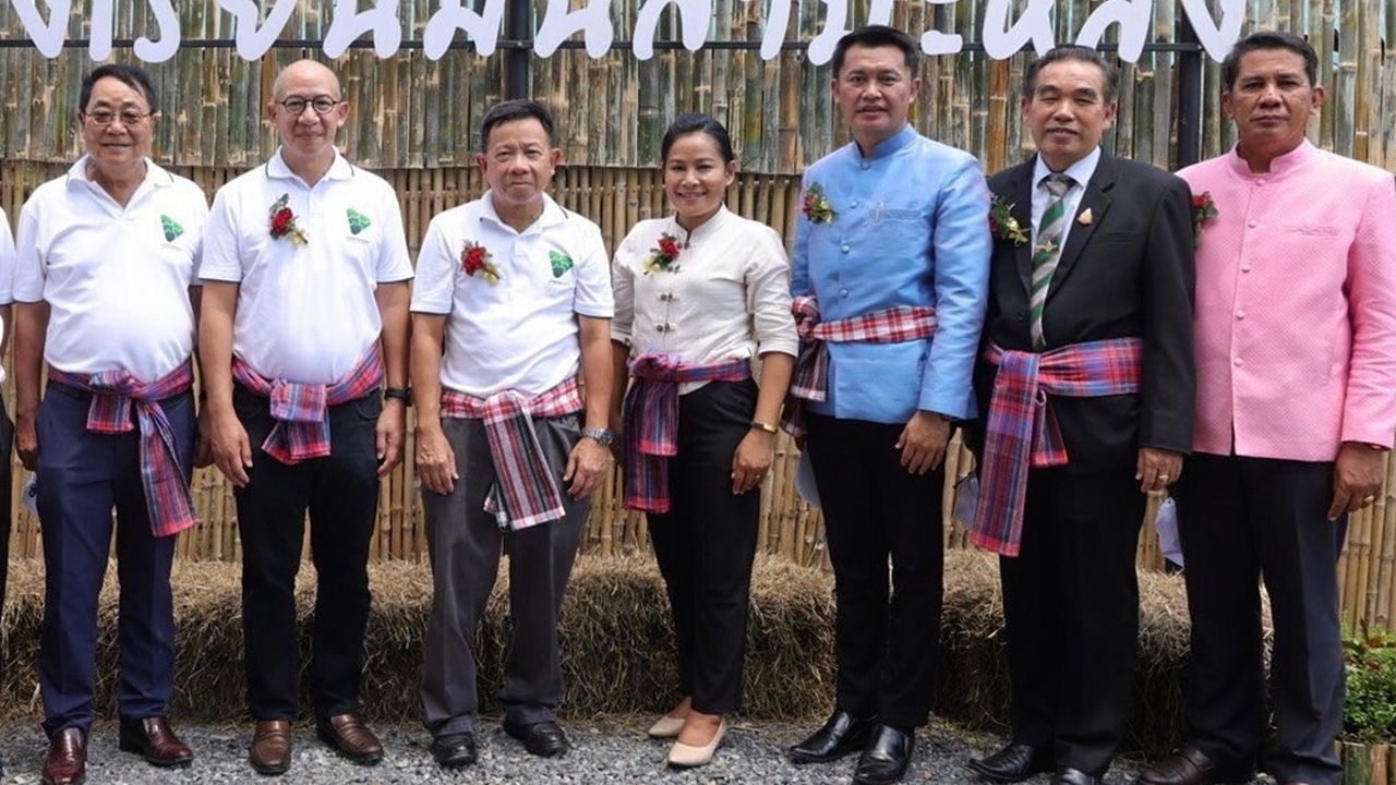 มอบศูนย์ ดนัยธนิต พิศาลบุตร กก.ผจก.กลุ่มบริษัทพูลผล เป็นประธานในพิธีส่งมอบศูนย์เรียนรู้มันสำปะหลัง แปลงสาธิตเพาะปลูกมันสำปะหลังและพืชสมุนไพรระหว่าง มูลนิธิทองพูลหวั่งหลี และ โรงเรียนชุมชนบ้านหนองแวง เมื่อวันก่อน ที่ ร.ร.ชุมชนบ้านหนองแวง จ.ชัยภูมิ.