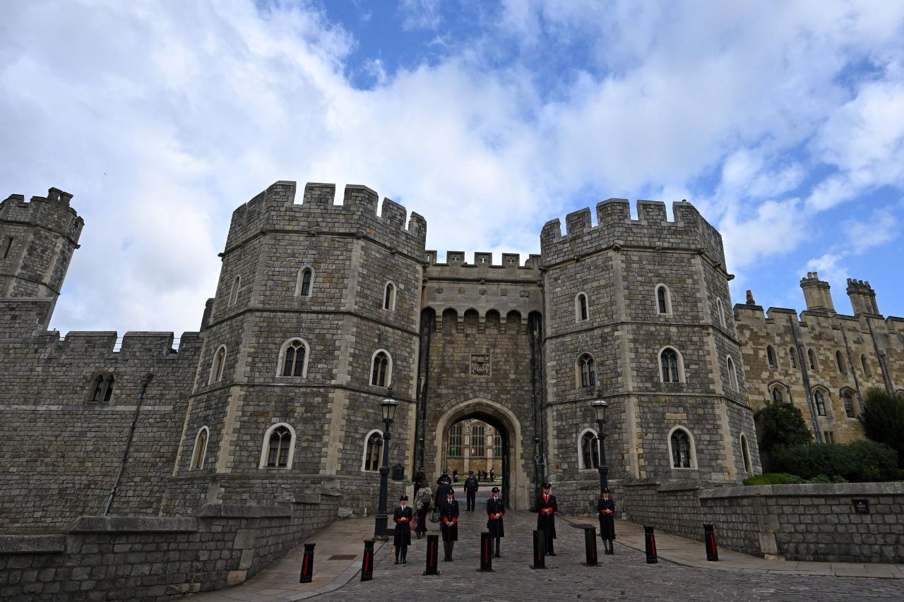 ด้านนอกพระราชวังวินด์เซอร์ (Windsor Castle)