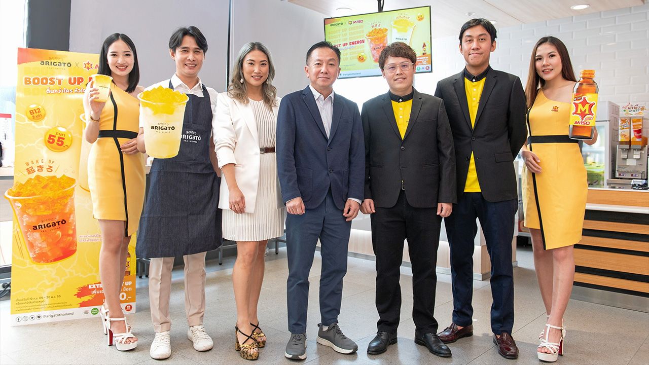 สดชื่น สุชีพ ธรรมาชีพเจริญ และ พลาวัสภ์ ภัทรพุทธิเศรษฐ์ เปิดตัว “Boost up Energy ตื่นกว่าใครหัวใจเกินร้อย” เครื่องดื่มชูกำลังในรูปแบบของรีเฟรชเจลลี่ผสานเครื่องดื่มสไตล์ญี่ปุ่น 2 เมนู ยูซุโซดาเอ็มเจลลี่และสตรอว์เบอร์รีโซดาเอ็มเจลลี่ ที่ร้านอาริกาโตะ สาขาศรีนครินทร์ วันก่อน.