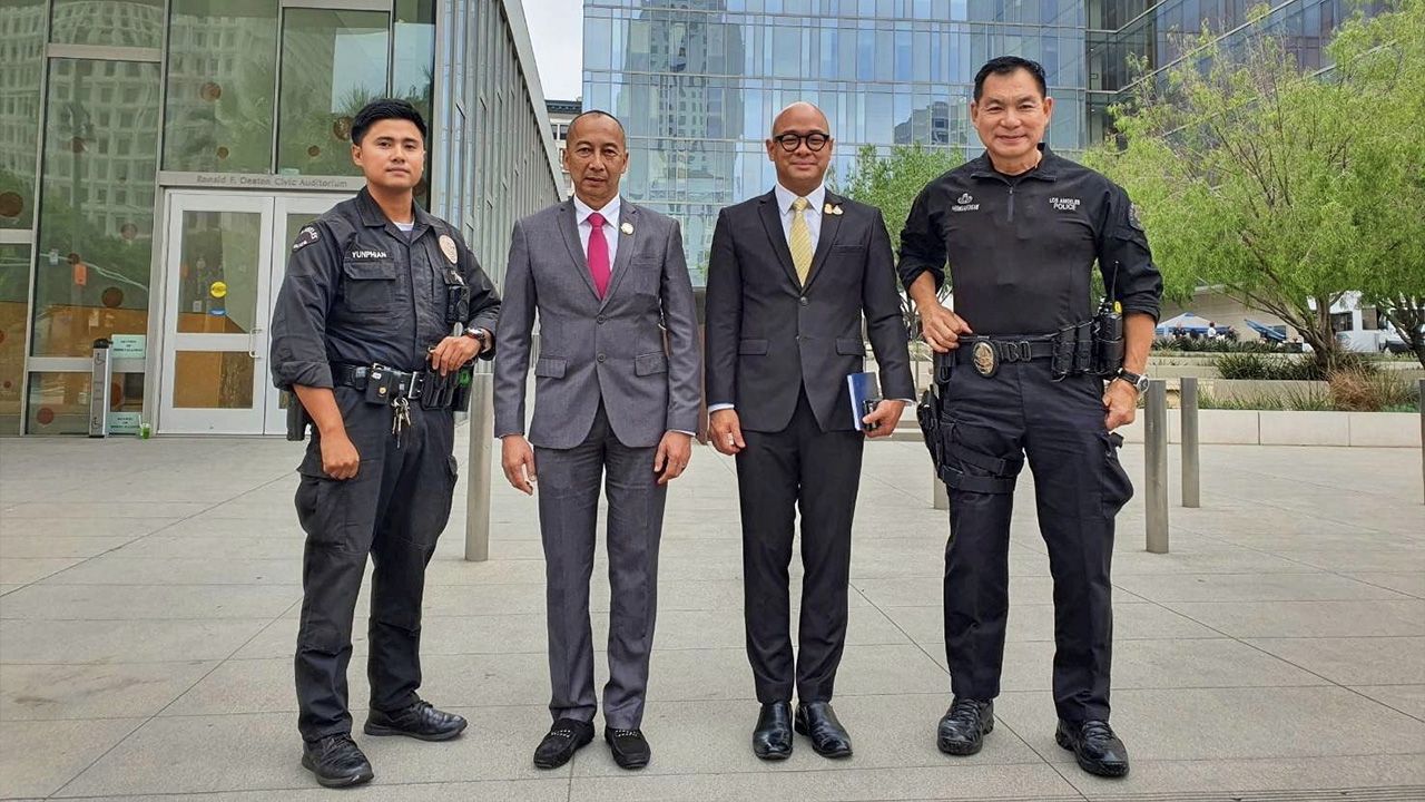 เยี่ยม พีรพงศ์ เพิ่มแสงงาม และ วรภพ ยุ่นเพียร สองตำรวจ LAPD สหรัฐฯ นำ พล.ต.ท.ต่อศักดิ์ สุขวิมล ผช.ผบ.ตร. และ ต่อ ศรลัมพ์ กสญ. ณ นครลอสแอนเจลิส เยี่ยมชมสถาบันฝึกอบรมตำรวจ LAPD และสนามซ้อมยิงปืน.