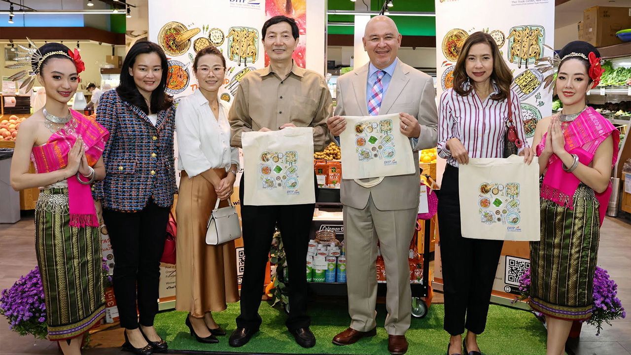 โปรโมตไทย ฟาบิโอ จินดา กสญ. ณ นครนิวยอร์ก เปิดงาน “Taste of Thailand” ของ สนง.ส่งเสริมการค้าในต่างประเทศ ณ นครนิวยอร์ก ที่ Great Wall สาขาโคโรนา เมืองควีนส์ มี เกษสุรีย์ วิจารณกรณ์ ผอ.อาวุโส ต้อนรับ.