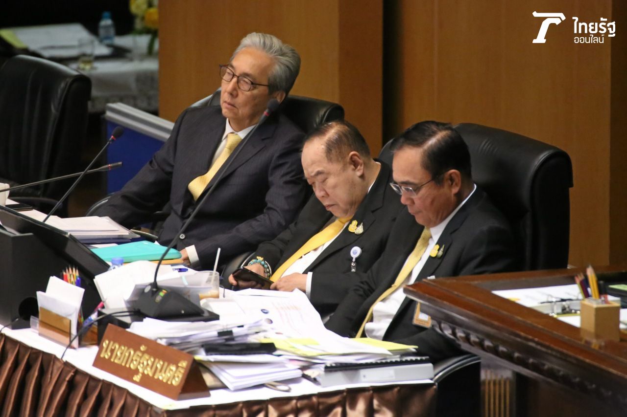 สมคิด พล.อ.ประวิตร และพล.อ.ประยุทธ์ ในห้อง​ประชุม​สภาฯ เมื่อ​วัน​ที่ 26 ก.ค. 2562 ณ รัฐสภา​ชั่วคราว ทีโอที