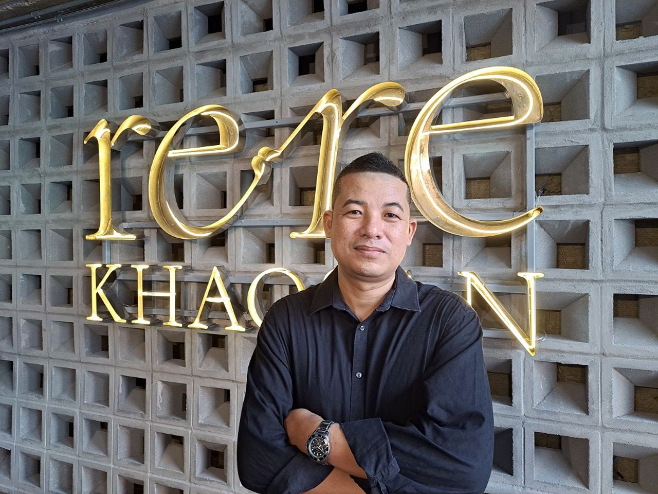 คุณขันติ วิจารย์ หรือ คุณเต้ ผู้จัดการร้าน รี รี ข้าวสาร 