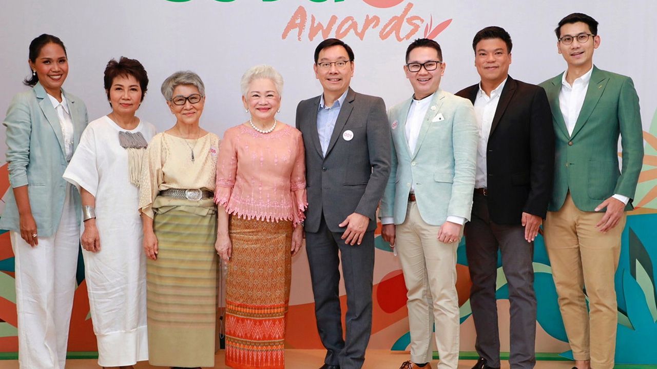 ชีวจิตจัดให้ - เมตตา อุทกะพันธุ์ มอบ “ชีวจิต Awards 2022” รางวัลเชิดชูเกียรติของคนรักสุขภาพให้ คุณหญิงจำนงศรี หาญเจนลักษณ์, ศ.ดร.นพ.อิศรางค์ นุชประยูร และ ผศ.ดร.เอกราช บำรุงพืชน์ โดยมี ดร.สรัญ ฐิตะวสันต์ มาร่วมงานด้วย ที่โรงแรมยู สาทร วันก่อน.