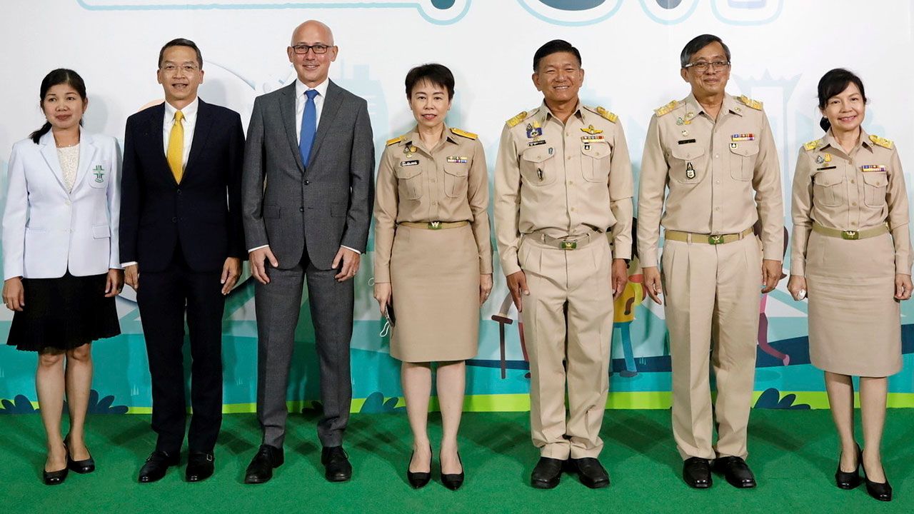 ฉีดวัคซีน ผศ.ดร.ทวิดา กมลเวชช, นพ.สุขสันต์ กิตติศุภกร และ มาร์ก กูดดิง เปิด “โครงการให้บริการฉีดวัคซีนป้องกันการติดเชื้อนิวโมคอคคัส ในเด็กอายุต่ำกว่า 2 ปี” เพื่อลดการเกิดโรคปอดบวม โรคหูชั้นกลางอักเสบและโรคเยื่อหุ้มสมองอักเสบในเด็กเล็ก ที่ศาลาว่าการ กทม. วันก่อน.