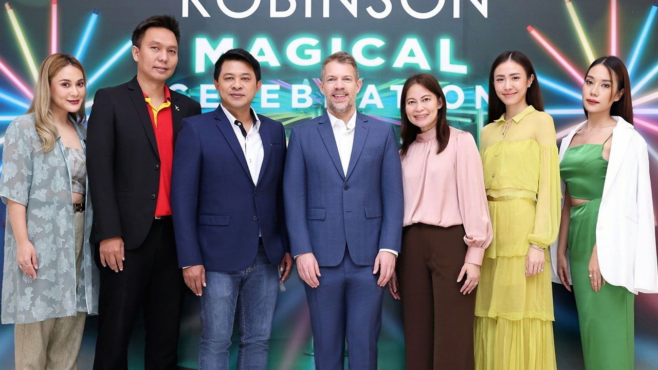 ช็อปเพลิน สเตฟาน จูเบิร์ท และ นพดล พลายระหาญ เปิดแคมเปญ “ROBINSON MAGICAL CELEBRATION 2023” เชิญช็อปส่งท้ายปีกับโปรโมชันสุดคุ้ม โดยมี นภิศ สุวรรณสาร,นิติกร คมกฤส และ อภิศรา สุพรรณธะริดา มาร่วมงานด้วย ที่โรบินสัน พระราม 9 วันก่อน.