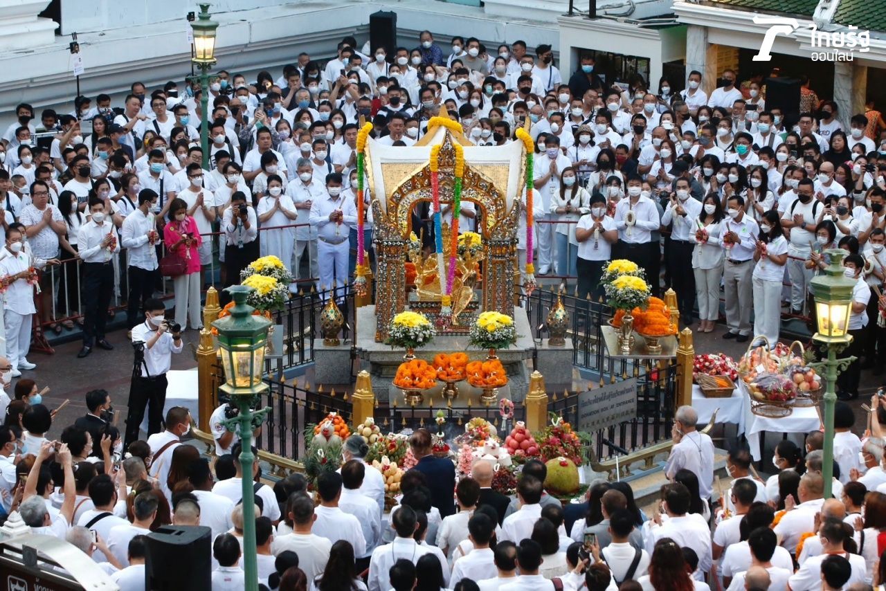 บรรยากาศพิธีสักการะท่านท้าวมหาพรหม ณ ศาลพระพรหมเอราวัณ สี่แยกราชประสงค์ ครบรอบ 66 ปี แห่งการอัญเชิญมาประดิษฐานบริเวณด้านหน้าโรงแรม แกรนด์ ไฮแอท เอราวัณ กรุงเทพฯ ซึ่งทุกวันที่ 9 พฤศจิกายนของทุกปี เรียกกันว่าเป็น “วันเกิดพระพรหม”