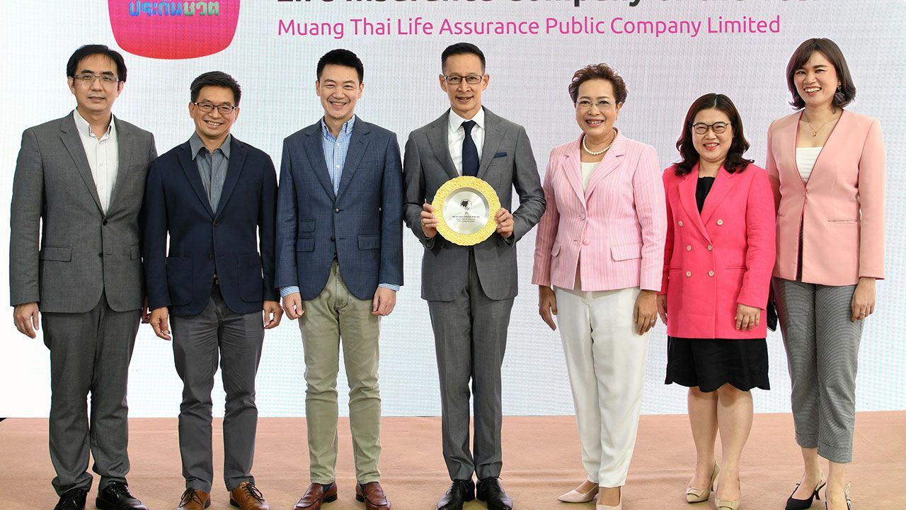 ด้วยฝีมือ - สาระ ล่ำซำ รับรางวัล “Life Insurance Company of the Year 2022” จากงาน 26th Asia Insurance Industry Awards 2022 โดยมี พิตราภรณ์ บุณยรัตพันธุ์, นริศ อจละนันท์ และ นพ.วุฒิวงศ์ สมบุญเรืองศรี มาร่วมปลื้มด้วย ที่เมืองไทยประกันชีวิต สนง.ใหญ่ วันก่อน.