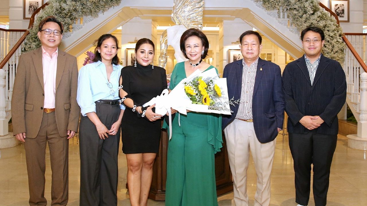 ภูมิใจ ปริญญฉัษฎ์ รัตนกุลเศรษฐ์ จัดงานเลี้ยงแสดงความยินดีให้ ชาลอต โทณวณิก ในโอกาสได้รับรางวัลศิษย์เก่าเกียรติคุณ คณะเศรษฐศาสตร์และบริหารธุรกิจ ม.เกษตรศาสตร์ โดยมี สมิทธ์ สวาวสุ และ กิตติ วิทูรวิทย์ลักษณ์ มาร่วมปลื้มด้วย ที่ รร.แมนดาริน โอเรียนเต็ล วันก่อน.